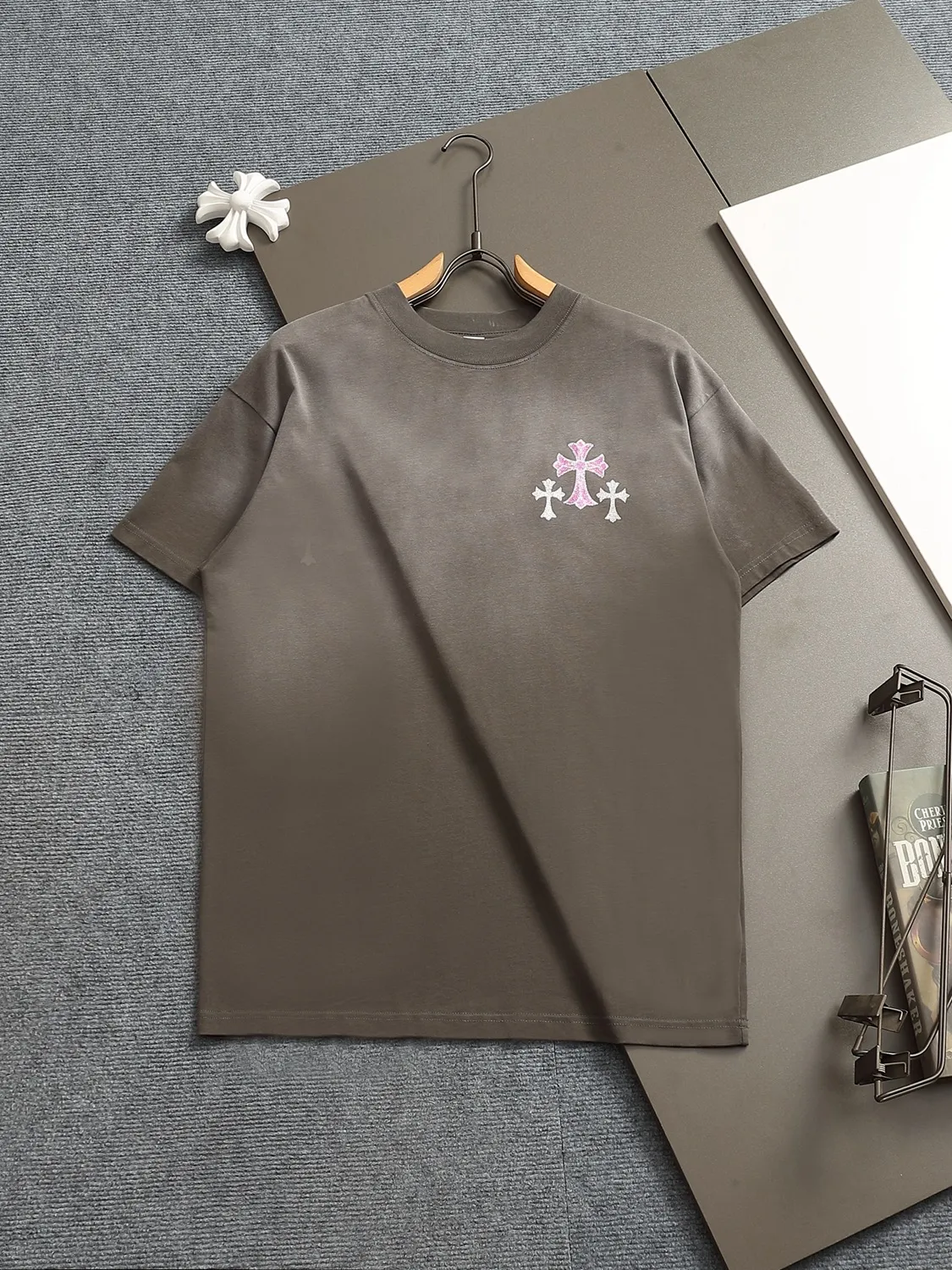 🅿️220 Chrome hearts ch Chrome hearts cross pink hot diamond short-sleeved t-shirt. Advanced tie-dye technology. Large version. Loose and stylish. Low version, slim and long version with upper body and raised hips. 100% commitment: top quality, not fast food. The highest version on the market. Top quality, 320 grams. 26 custom-dyed double yarn cotton, same style for men and women, complete with three standards. Color: Six colors available, available to the public. Size: XS-L. Size chart: